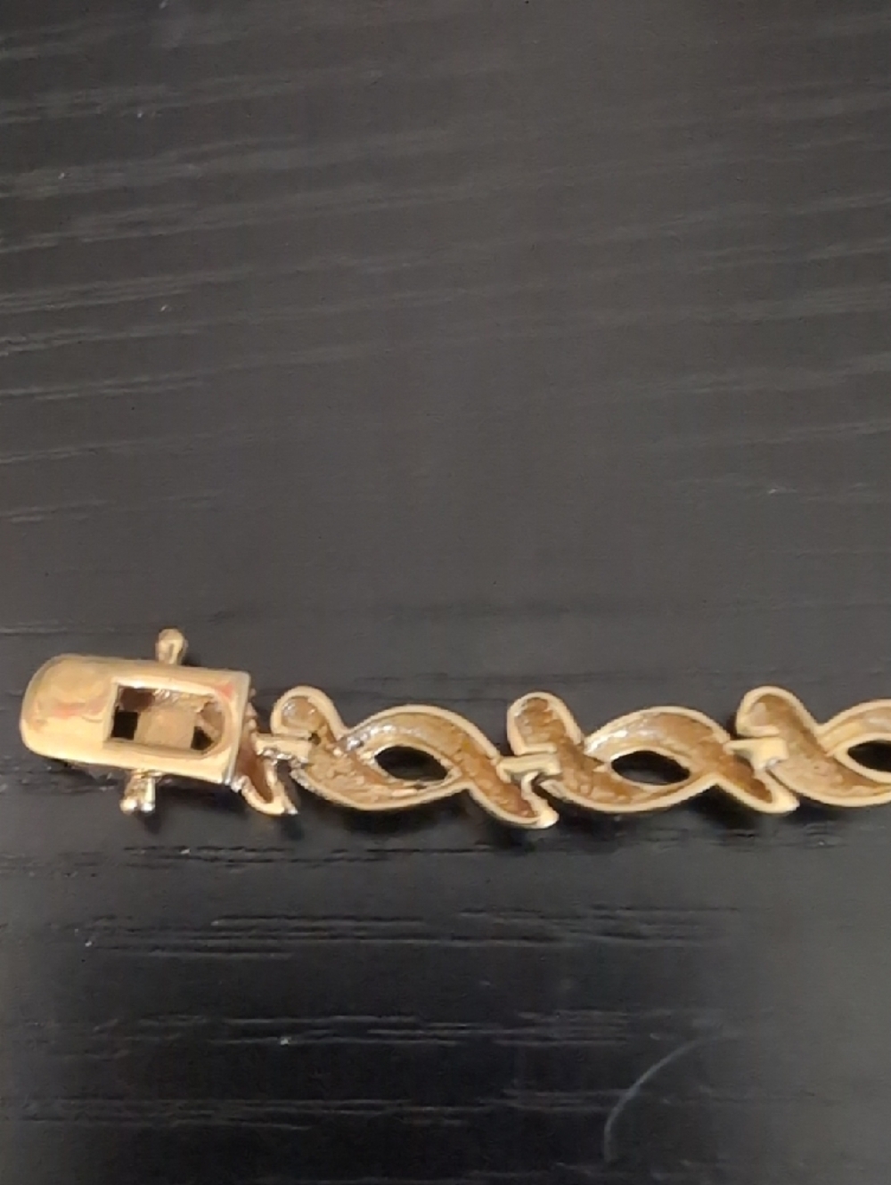 Elegant Gold-Tone Women's Bracelet with Twisted Link Design - Picture 5 of 7